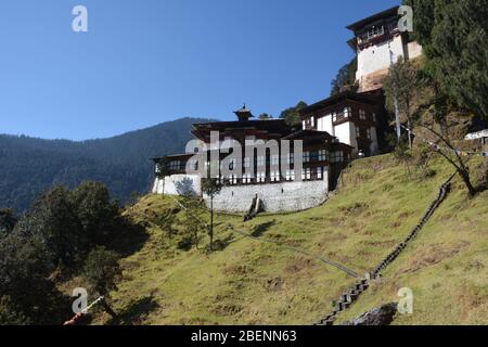 Près de Thimphu, la randonnée jusqu'à la méditation du monastère de Cheri (ChAgri Dorjeden) qui fut fondée en 1621 comme première école monastique au Bhoutan Banque D'Images