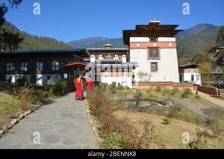 Deux moines dans une école de bouddhisme près de Thimphu, Bhoutan Banque D'Images