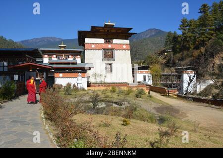 Deux moines dans une école de bouddhisme près de Thimphu, Bhoutan Banque D'Images