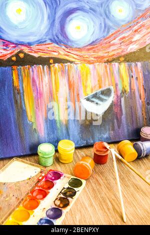 La tempera peint sur la table dans un atelier, la mise au point sélective, le jeu de peintures aquarelles, les brosses pour la peinture et la palette Banque D'Images