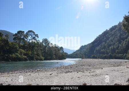 La rivière Mo Chhu au nord de Punakha, au Bhoutan Banque D'Images