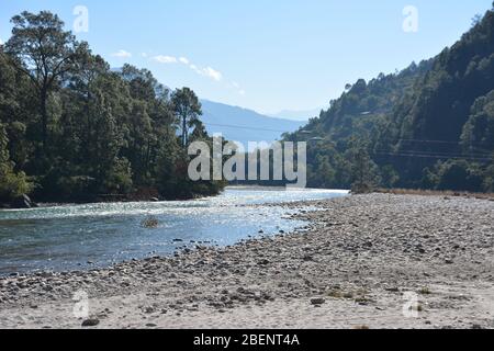 La rivière Mo Chhu au nord de Punakha, au Bhoutan Banque D'Images