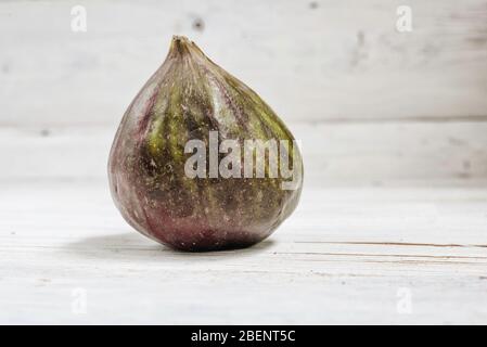 Figuier biologique sur fond blanc rustique en bois Banque D'Images