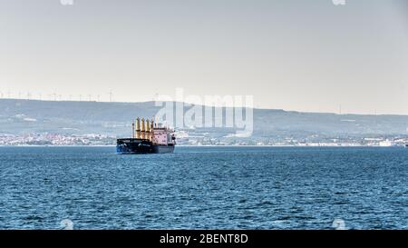 Dardanelles, Turquie - 07.24.2019. Grand navire dans le détroit de Dardanelles près de Canakkale, Turquie Banque D'Images