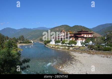 Punakha Dzong (palais et forteresse) au Bhoutan date de 1637 Banque D'Images