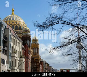 Berlin, Allemagne. 31 mars 2020. La Nouvelle synagogue, Centrum Judaïcum, la tour de télévision et les bâtiments résidentiels de Oranienburger Strasse. Crédit: Jens Kalaene/dpa-Zentralbild/ZB/dpa/Alay Live News Banque D'Images