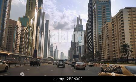 Continuez sur Sheikh Zayed Road à Dubaï. Banque D'Images