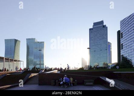 NUR-SULTAN, ASTANA, KAZAKHSTAN - 3 JUIN 2015 : vue fascinante sur la ville au coucher du soleil avec ombres, reflets et silhouettse autour. Les gens le sont Banque D'Images