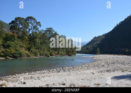 La rivière Mo Chhu au nord de Punakha, au Bhoutan Banque D'Images