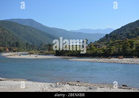 La rivière Mo Chhu au nord de Punakha, au Bhoutan Banque D'Images