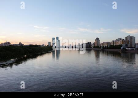 NUR-SULTAN, ASTANA, KAZAKHSTAN - 3 JUIN 2015 : un panorama magnifique sur la rivière Ishim avec une surface lisse d'eau et une vue sur la ville en soirée Banque D'Images