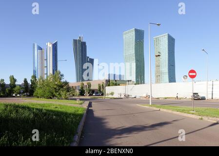 NUR-SULTAN, ASTANA, KAZAKHSTAN - 3 JUIN 2015 : vue sur la ville avec des gratte-ciel sur la route vide en arrière-plan à l'heure du jour. Géométrique Banque D'Images