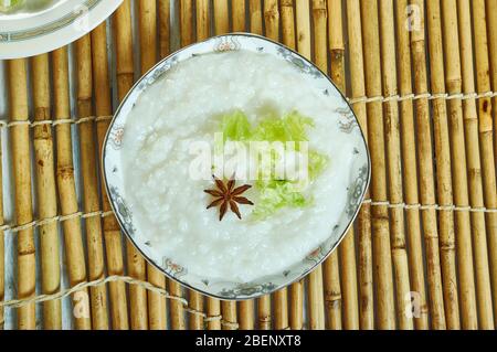 Type congee de porridge de riz ou de bouel. Nourriture du peuple tamoul de l'Inde ancienne Banque D'Images