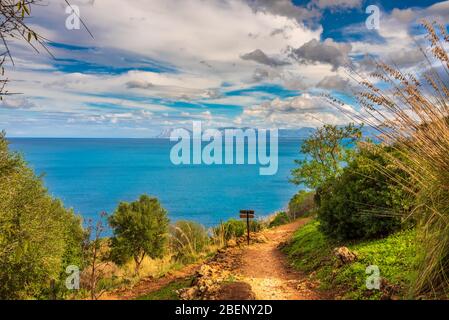 Vue imprenable sur la réserve naturelle de Zingaro, (Riserva naturale dello zingaro), San Vito Lo Capo, Golfe de Castellammare, Province de Trapani, Sicile, Italie Banque D'Images