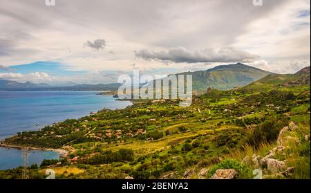 Vue imprenable sur la réserve naturelle de Zingaro, (Riserva naturale dello zingaro), San Vito Lo Capo, Golfe de Castellammare, Province de Trapani, Sicile, Italie Banque D'Images