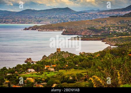 Vue imprenable sur la réserve naturelle de Zingaro, (Riserva naturale dello zingaro), San Vito Lo Capo, Golfe de Castellammare, Province de Trapani, Sicile, Italie Banque D'Images