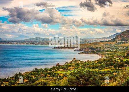 Vue imprenable sur la réserve naturelle de Zingaro, (Riserva naturale dello zingaro), San Vito Lo Capo, Golfe de Castellammare, Province de Trapani, Sicile, Italie Banque D'Images