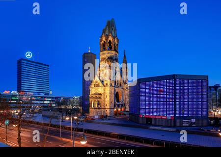 11 avril 2020, Berlin, l'église du Souvenir Kaiser Wilhelm sur Breitscheidplatz/Kurfürstendamm à Berlin Charlottenburg. Le Gedachtniskirche est un ensemble de l'ancienne tour de l'église (ruine de la tour), qui a été gravement endommagé pendant la seconde Guerre mondiale, construit dans le style de la période néo-romantique et plus tard laissé comme un mémorial contre la guerre, la nouvelle tour de l'église et la nouvelle nef. À Berlin, ce dernier est parfois appelé "Hohler Zahn" en raison de l'architecture octogonale moderne "rouge à lèvres et boîte à poudre". | utilisation dans le monde entier Banque D'Images