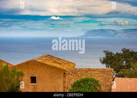 Vue imprenable sur la réserve naturelle de Zingaro, (Riserva naturale dello zingaro), San Vito Lo Capo, Golfe de Castellammare, Province de Trapani, Sicile, Italie Banque D'Images