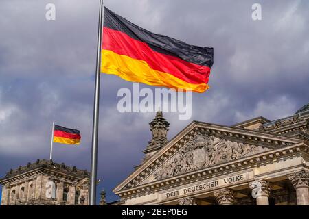 Berlin, Allemagne. 9 avril 2020. 04/09/2020, Berlin, le Reichstag de Berlin par le constructeur principal Paul Wallot sur Platz der Republik lors d'une journée ensoleillée de jus de printemps avec ciel nuageux. Détail du bâtiment avec le lettrage "Dem Deutschen Volke" et le drapeau de l'Allemagne agitant. Le Reichstag est le siège du Bundestag allemand avec la zone plénière. | utilisation dans le monde crédit: dpa/Alay Live News Banque D'Images