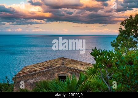 Vue imprenable sur la réserve naturelle de Zingaro, (Riserva naturale dello zingaro), San Vito Lo Capo, Golfe de Castellammare, Province de Trapani, Sicile, Italie Banque D'Images