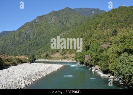 La rivière Mo Chhu au nord de Punakha, au Bhoutan Banque D'Images