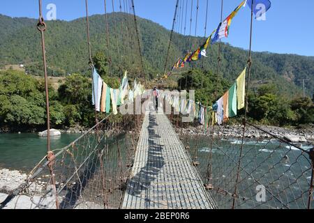 Pont suspendu au-dessus de la rivière Mo Chhu au nord de Punakha, au Bhoutan Banque D'Images