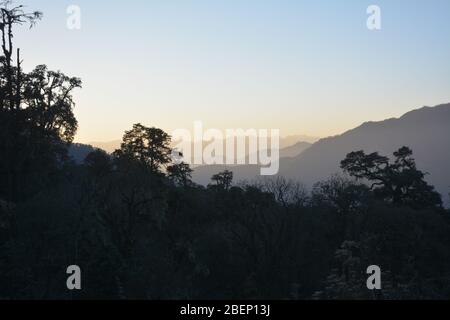 Coucher de soleil dans les montagnes près du Pele la Pass près de Gangtey, Bhoutan. Banque D'Images