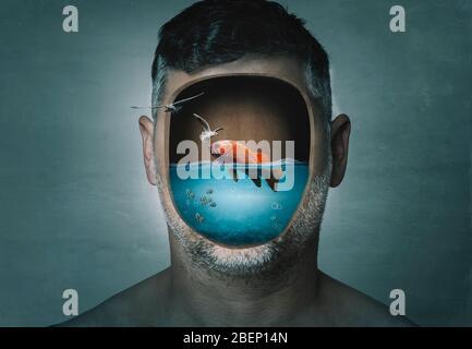 Portrait surréel de l'homme avec un visage court rempli d'eau avec un poisson à l'intérieur sur un fond bleu. Image surréelle. Surréalisme. Banque D'Images