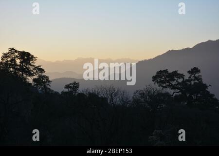 Coucher de soleil dans les montagnes près du Pele la Pass près de Gangtey, Bhoutan. Banque D'Images