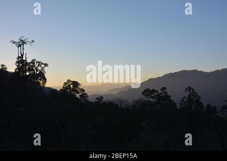 Coucher de soleil dans les montagnes près du Pele la Pass près de Gangtey, Bhoutan. Banque D'Images