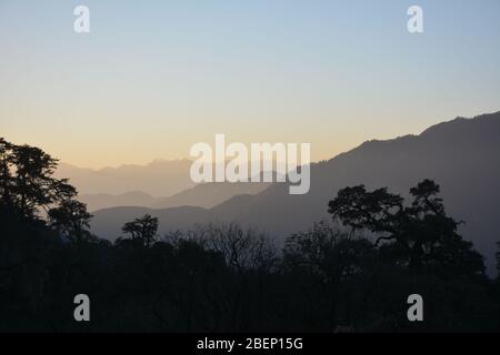 Coucher de soleil dans les montagnes près du Pele la Pass près de Gangtey, Bhoutan. Banque D'Images