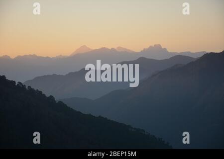 Coucher de soleil dans les montagnes près du Pele la Pass près de Gangtey, Bhoutan. Banque D'Images