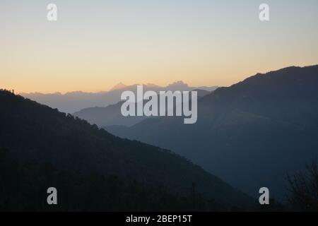 Coucher de soleil dans les montagnes près du Pele la Pass près de Gangtey, Bhoutan. Banque D'Images