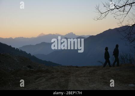 Coucher de soleil dans les montagnes près du Pele la Pass près de Gangtey, Bhoutan. Banque D'Images