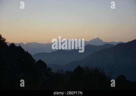 Coucher de soleil dans les montagnes près du Pele la Pass près de Gangtey, Bhoutan. Banque D'Images