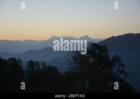 Coucher de soleil dans les montagnes près du Pele la Pass près de Gangtey, Bhoutan. Banque D'Images