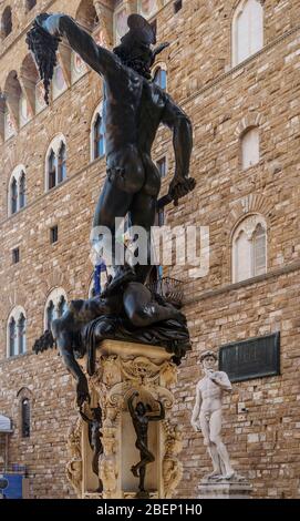 L'ancienne statue de Persée avec la tête de Medusa par Benvenuto Cellini, Piazza della Signoria Square , Florence, Italie Banque D'Images