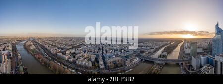 13 déc 2019 - Paris, France : vue panoramique aérienne drone de Neuilly Levallois à Paris avec Tour Eiffel Montparnasse acclimatation jardin Banque D'Images