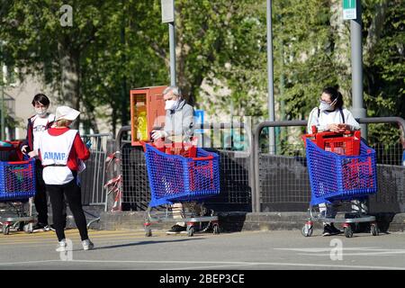 Effets pandémiques du coronavirus : longue file d'attente pour entrer dans le supermarché pour faire des achats. Milan, Italie - avril 2020 Banque D'Images