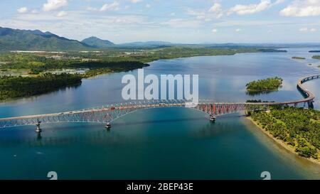 Panoramique du pont de San Juanico, le plus long pont des Philippines. Pont routier entre les îles, vue de dessus. Concept de vacances d'été et de voyage. Banque D'Images