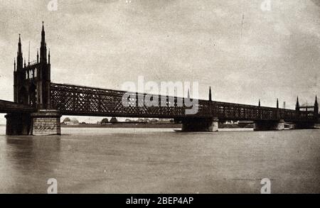 Vue du pont de chemin de fer sur le Rhin, Strasbourg (vue sur le pont ferroviaire, Strasbourg) carte postale 1910 Collection privee Banque D'Images