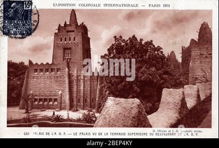 Vue du palais de l'AOF (Afrique occidentale française) décors de l'exposition coloniale internationale A Paris en 1931 (le pavillon de l'Ouest africain français Banque D'Images