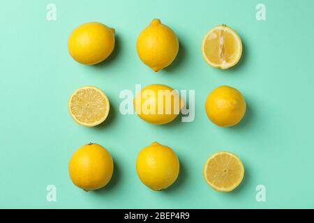Plat avec des citrons sur fond de menthe. Fruits frais Banque D'Images