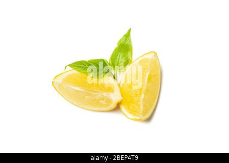 Morceaux de citron isolés sur fond blanc. Fruits mûrs Banque D'Images