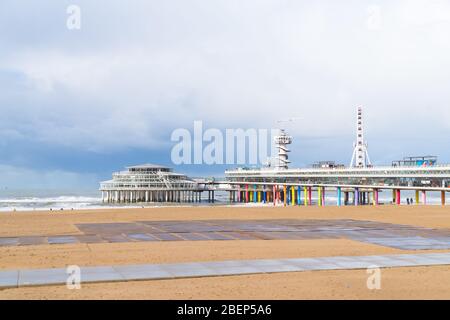 DEN HAAG, PAYS-BAS - 27 OCTOBRE 2018 : le célèbre quai de Scheveningen avec une roue ferris et une tour de saut en forme de bungy Banque D'Images