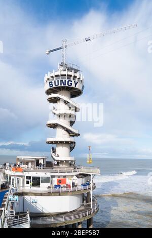 DEN HAAG, PAYS-BAS - 27 OCTOBRE 2018 : tour de saut à l'élastique sur le célèbre quai de Scheveningen Banque D'Images