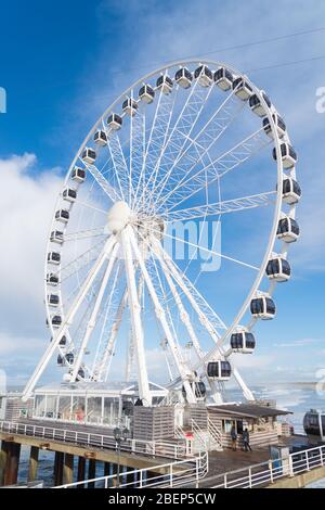 DEN HAAG, PAYS-BAS - 27 OCTOBRE 2018 : Ferris Wheel sur la jetée de Scheveningen lors d'une belle journée d'automne Banque D'Images
