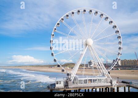 DEN HAAG, PAYS-BAS - 27 OCTOBRE 2018 : Ferris Wheel sur la jetée de Scheveningen lors d'une belle journée d'automne Banque D'Images