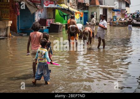 Les enfants de Varanasi ont inondé pendant la mousson, en Inde Banque D'Images